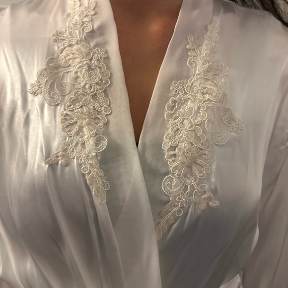 White Silk Robe - Picture 2 of 5